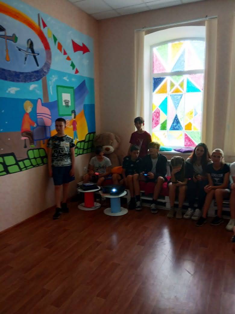 Комьюнити-зона с игровой приставкой